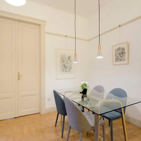 Holiday home Modern Deco By The Opera Budapest